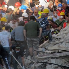 Crollo in via Roma, i soccorsi continuano anche in serata