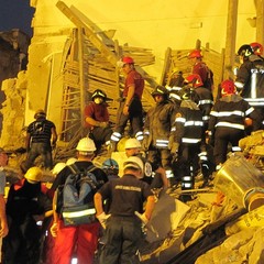 Crollo in via Roma, i soccorsi continuano anche in serata