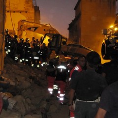 Crollo in via Roma, i soccorsi continuano anche in serata