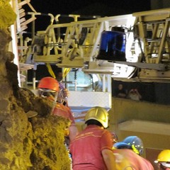 Crollo in via Roma, i soccorsi continuano anche in serata