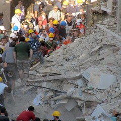 Crollo in via Roma, i soccorsi continuano anche in serata