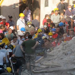 Crollo in via Roma, i soccorsi continuano anche in serata