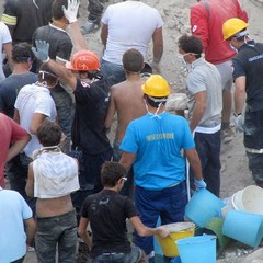 Crollo in via Roma, i soccorsi continuano anche in serata