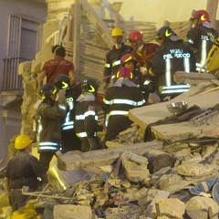 Crollo in via Roma, i soccorsi continuano anche in serata