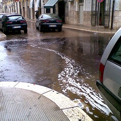 Piove a Barletta, e schiuma per le strade