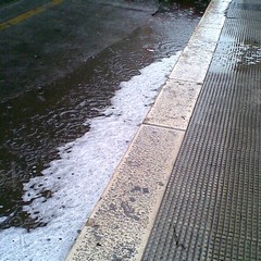 Piove a Barletta, e schiuma per le strade