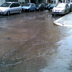 Piove a Barletta, e schiuma per le strade