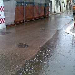 Piove a Barletta, e schiuma per le strade