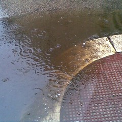 Piove a Barletta, e schiuma per le strade