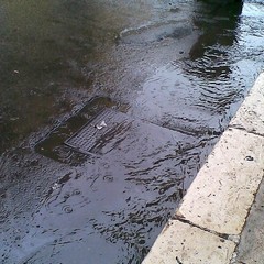 Piove a Barletta, e schiuma per le strade