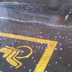 Piove a Barletta, e schiuma per le strade