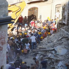 Crollo in via Roma, i soccorsi continuano anche in serata