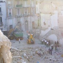 Crollo in via Roma, i soccorsi continuano anche in serata