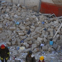 Crollo in via Roma, i soccorsi continuano anche in serata