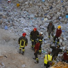 Crollo in via Roma, i soccorsi continuano anche in serata