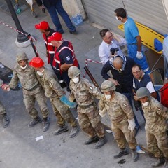 Crollo in via Roma, i soccorsi continuano anche in serata