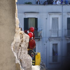 Crollo in via Roma, i soccorsi continuano anche in serata