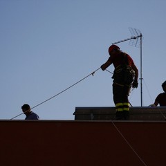 Crollo in via Roma, i soccorsi continuano anche in serata