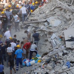 Crollo in via Roma, i soccorsi continuano anche in serata