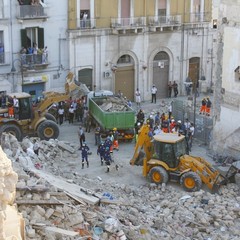 Crollo in via Roma, i soccorsi continuano anche in serata