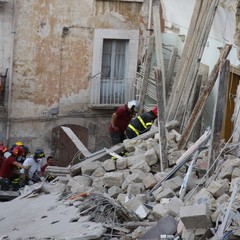 Crollo in via Roma, i soccorsi continuano anche in serata