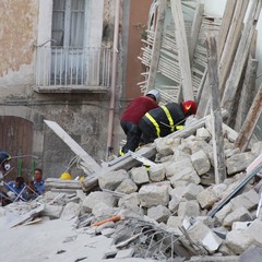 Crollo in via Roma, i soccorsi continuano anche in serata