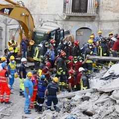 Crollo in via Roma, i soccorsi continuano anche in serata
