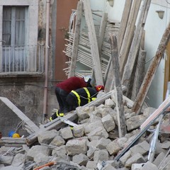 Crollo in via Roma, i soccorsi continuano anche in serata