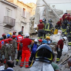 Crollo in via Roma, i soccorsi continuano anche in serata