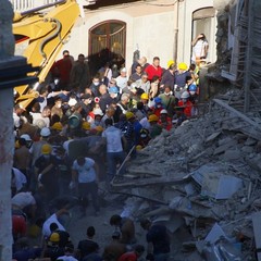 Crollo in via Roma, i soccorsi continuano anche in serata