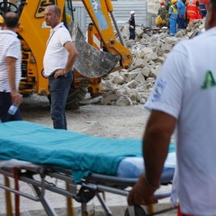 Crollo in via Roma, i soccorsi continuano anche in serata