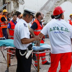 Crollo in via Roma, i soccorsi continuano anche in serata