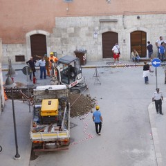 Crollo in via Roma, i soccorsi continuano anche in serata