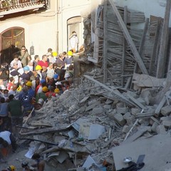 Crollo in via Roma, i soccorsi continuano anche in serata