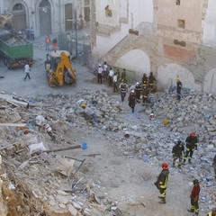 Crollo in via Roma, i soccorsi continuano anche in serata