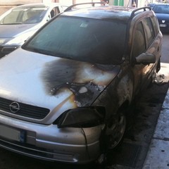 Automobile bruciata in via Madonna della Croce