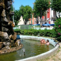 La foto di alcuni anonimi bagnanti nella fontana di Piazza Plebiscito che è apparsa sul gruppo Facebook 'Barlett c' sì bell quenn chiov! ♥'.