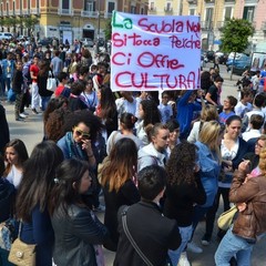 Gli studenti accolgono la carovana di Libera