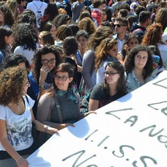 Gli studenti accolgono la carovana di Libera