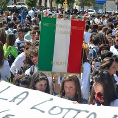 Gli studenti accolgono la carovana di Libera