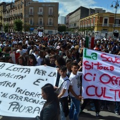 Gli studenti accolgono la carovana di Libera