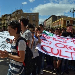 Gli studenti accolgono la carovana di Libera