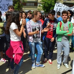 Gli studenti accolgono la carovana di Libera