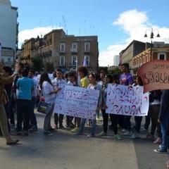 Gli studenti accolgono la carovana di Libera