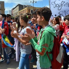 Gli studenti accolgono la carovana di Libera