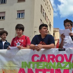 Gli studenti accolgono la carovana di Libera