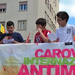 Gli studenti accolgono la carovana di Libera