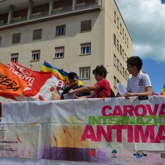 Gli studenti accolgono la carovana di Libera