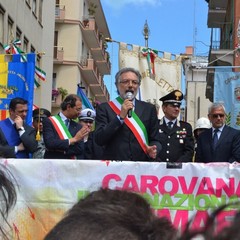 Gli studenti accolgono la carovana di Libera