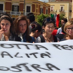 Gli studenti accolgono la carovana di Libera